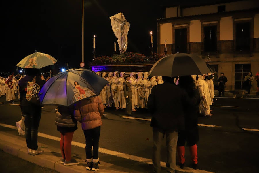 La hermandad se arriesgó a salir pese a que las previsiones meteorológicas eran adversas | Las miles de personas que presenciaban el recorrido de los cofrades desplegaron sus paraguas para protegerse de la inoportuna lluvia