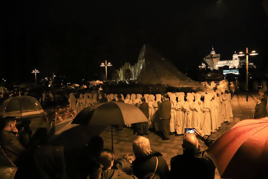 La hermandad se arriesgó a salir pese a que las previsiones meteorológicas eran adversas | Las miles de personas que presenciaban el recorrido de los cofrades desplegaron sus paraguas para protegerse de la inoportuna lluvia