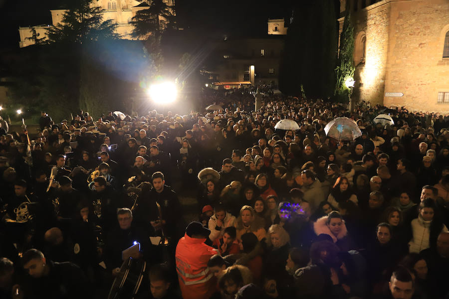 Pese a las intenciones iniciales de salir por las calles del casco histórico, el miedo a que sucediese como por la noche con Amor y Paz hizo recapacitar a los hermanos