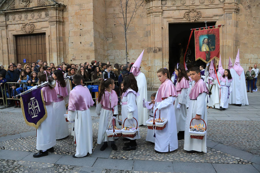 Pese a la amenaza de precipitaciones, la procesión del Cristo de la Agonía sí decidió salír, aunque acortó su recorrido