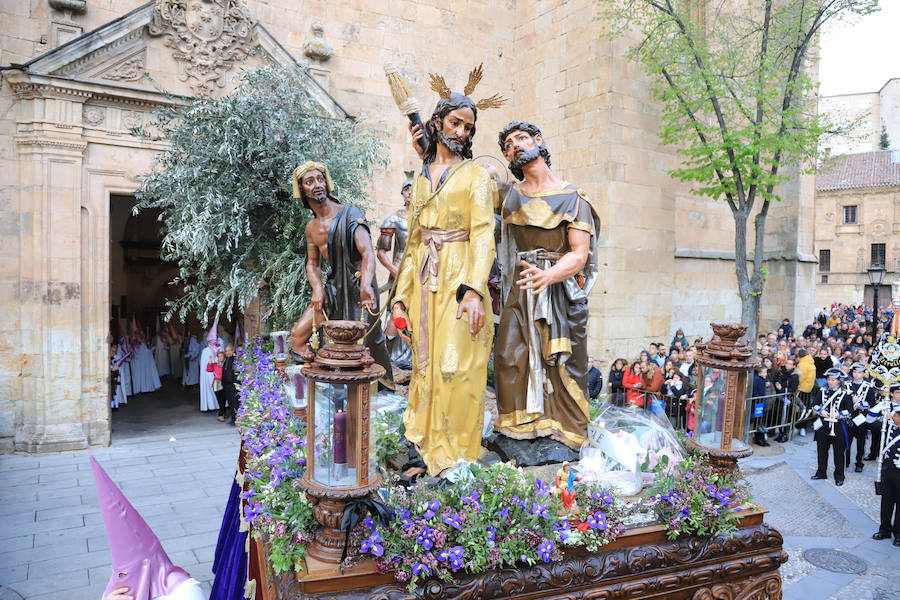 Pese a la amenaza de precipitaciones, la procesión del Cristo de la Agonía sí decidió salír, aunque acortó su recorrido