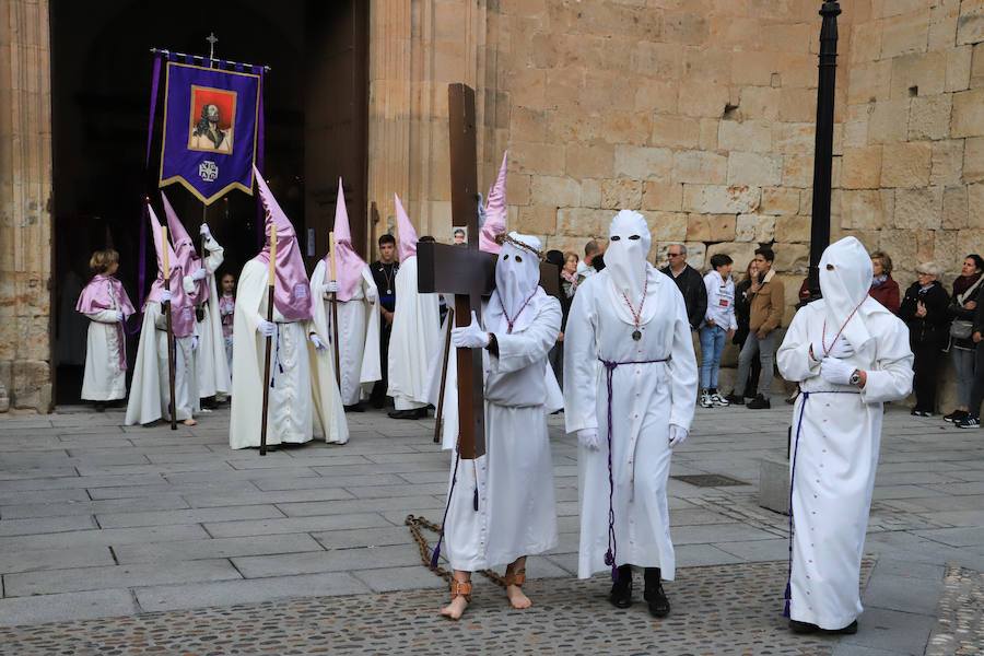 Pese a la amenaza de precipitaciones, la procesión del Cristo de la Agonía sí decidió salír, aunque acortó su recorrido
