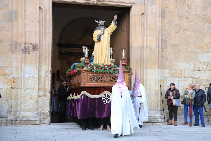 Pese a la amenaza de precipitaciones, la procesión del Cristo de la Agonía sí decidió salír, aunque acortó su recorrido