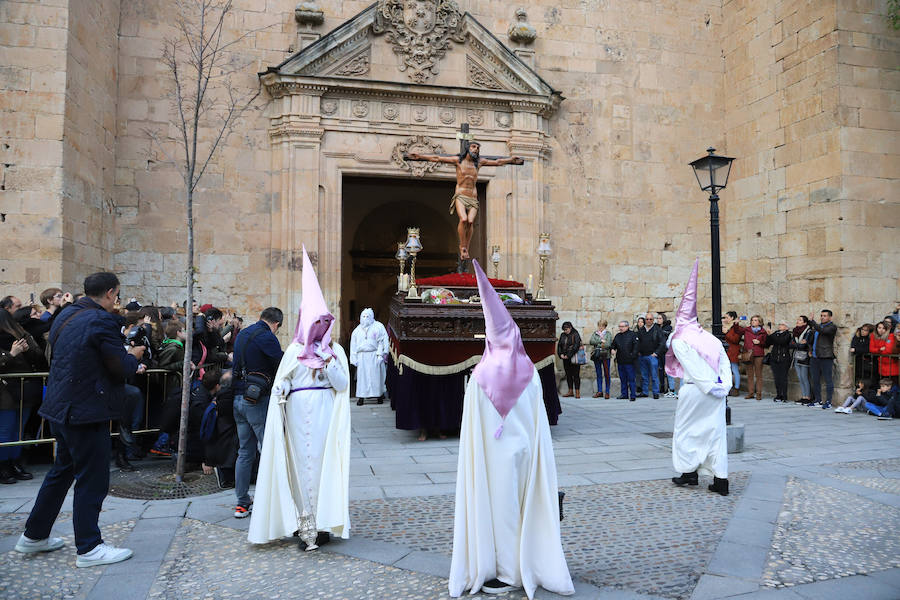 Pese a la amenaza de precipitaciones, la procesión del Cristo de la Agonía sí decidió salír, aunque acortó su recorrido