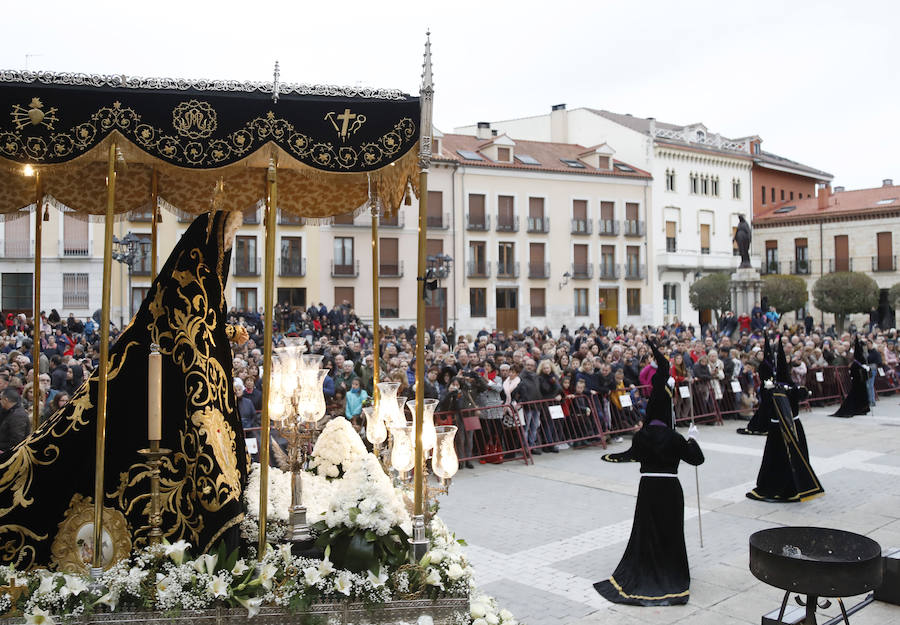 Fotos: El Santo Sepulcro se luce con una procesión del Santo Entierro completa