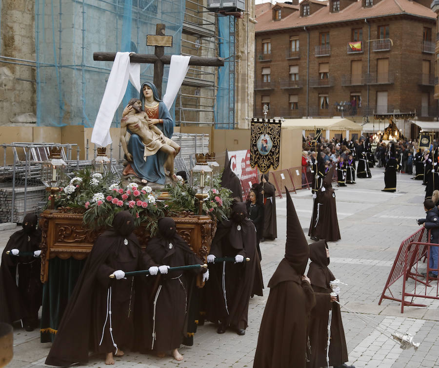 Fotos: El Santo Sepulcro se luce con una procesión del Santo Entierro completa