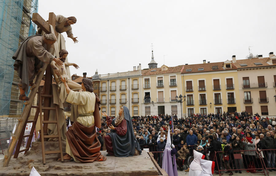 Fotos: El Santo Sepulcro se luce con una procesión del Santo Entierro completa