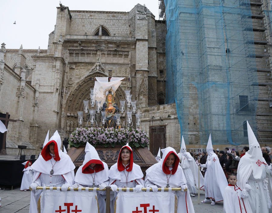 Fotos: El Santo Sepulcro se luce con una procesión del Santo Entierro completa