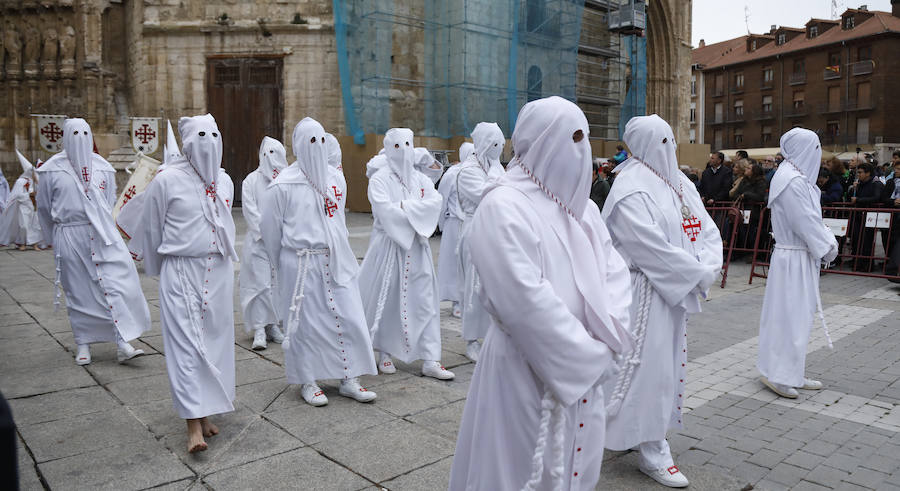 Fotos: El Santo Sepulcro se luce con una procesión del Santo Entierro completa