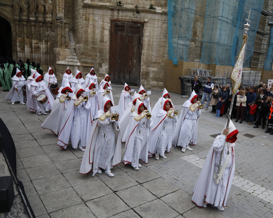 Fotos: El Santo Sepulcro se luce con una procesión del Santo Entierro completa