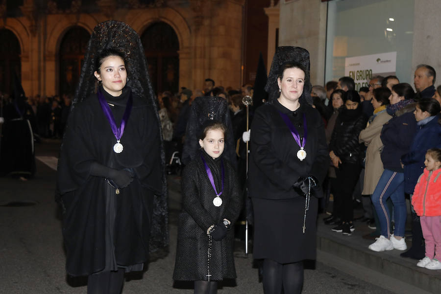 Fotos: El Santo Sepulcro se luce con una procesión del Santo Entierro completa