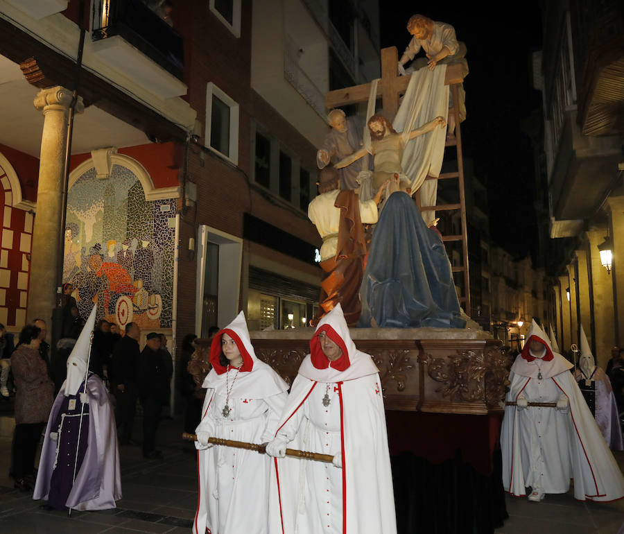 Fotos: El Santo Sepulcro se luce con una procesión del Santo Entierro completa