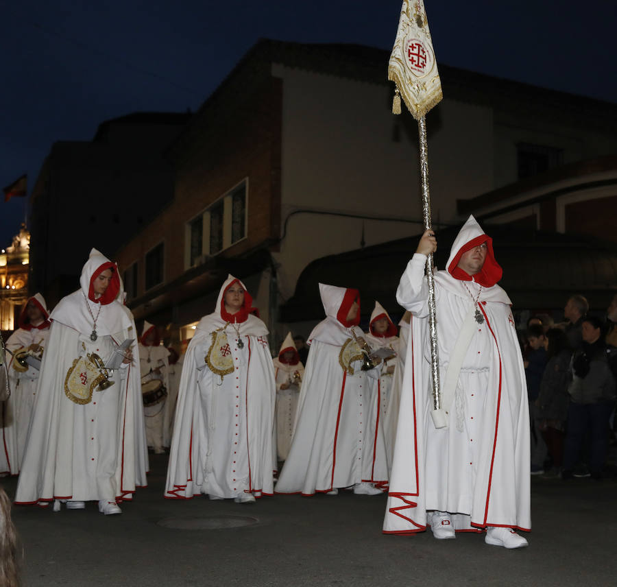 Fotos: El Santo Sepulcro se luce con una procesión del Santo Entierro completa