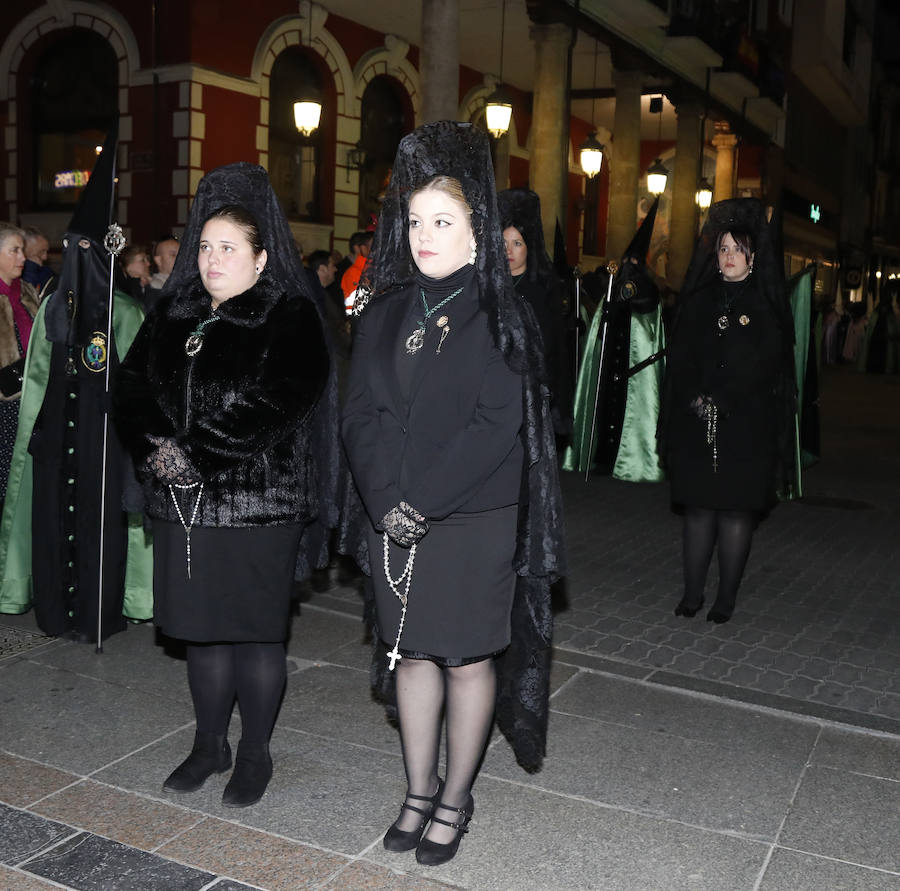 Fotos: El Santo Sepulcro se luce con una procesión del Santo Entierro completa