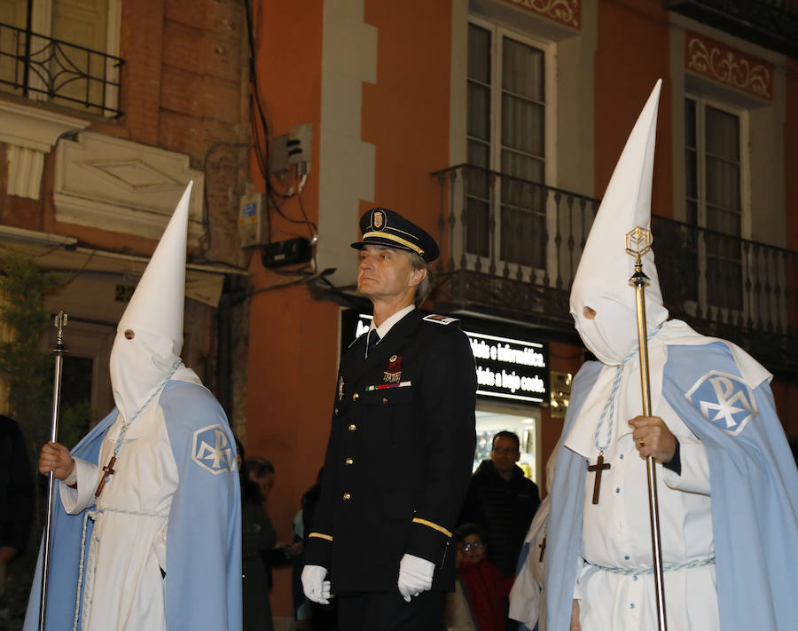 Fotos: El Santo Sepulcro se luce con una procesión del Santo Entierro completa