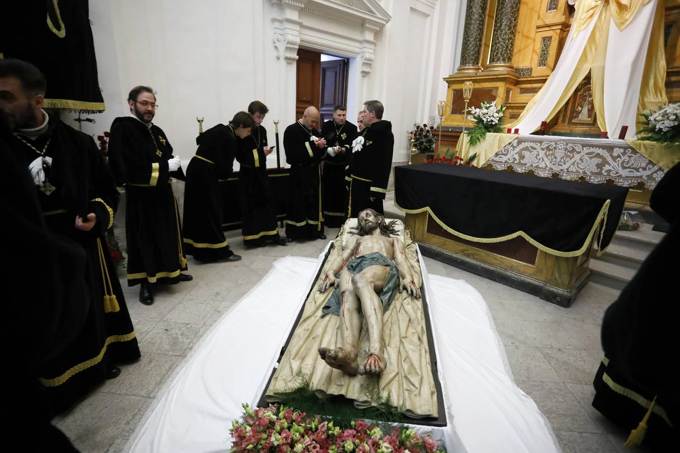 El acto se celebró dentro de la Iglesia Conventual del Real Monasterio de San Joaquín y Santa Ana, con el paso Cristo Yacente, acompañado por los cofrades del Santo Entierro