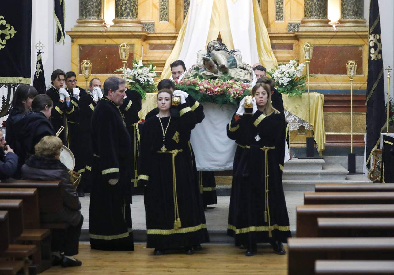 El acto se celebró dentro de la Iglesia Conventual del Real Monasterio de San Joaquín y Santa Ana, con el paso Cristo Yacente, acompañado por los cofrades del Santo Entierro