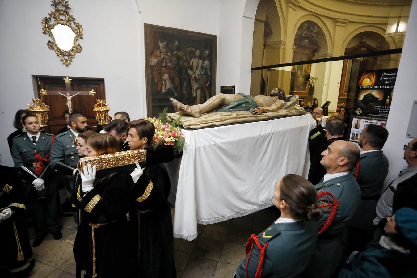 El acto se celebró dentro de la Iglesia Conventual del Real Monasterio de San Joaquín y Santa Ana, con el paso Cristo Yacente, acompañado por los cofrades del Santo Entierro