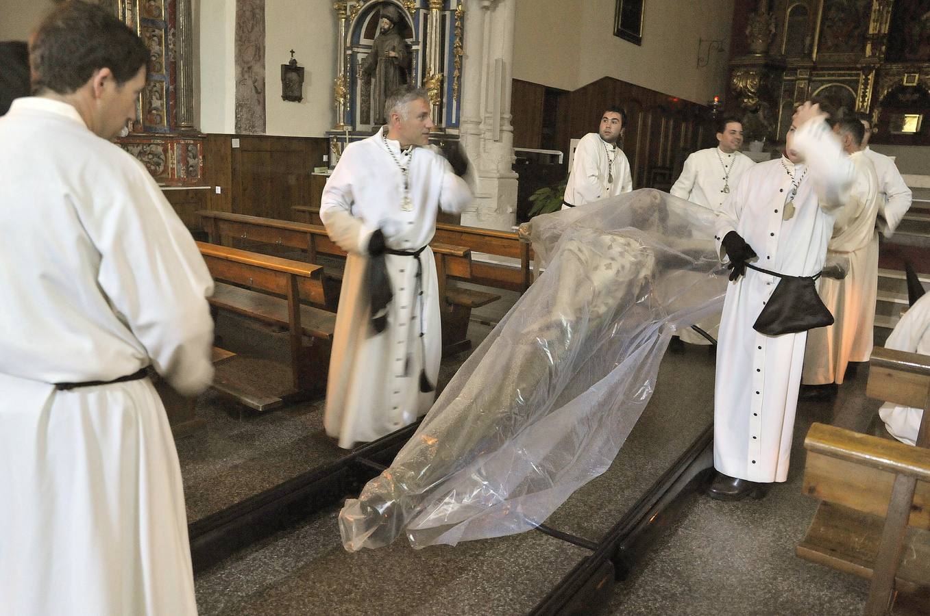Fotos: Procesión de la Vera Cruz de Medina del Campo, suspendida por la lluvia