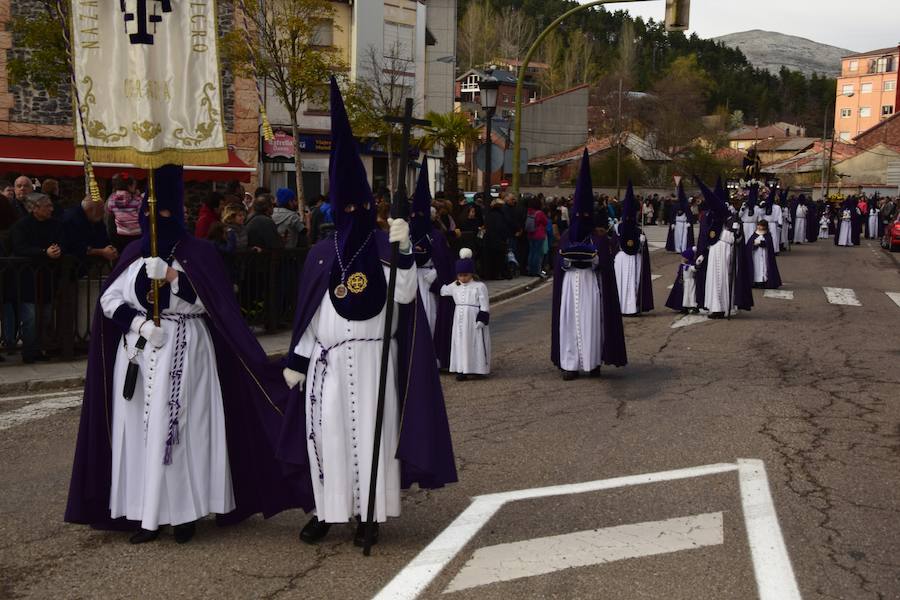 Fotos: El Santo Entierro concita el interés popular en Guardo