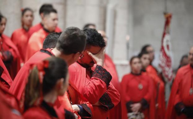 Un cofrade de La Preciosísima Sangre se lamenta por la suspensión de la procesión de Penitencia y Caridad en la tarde de ayer.