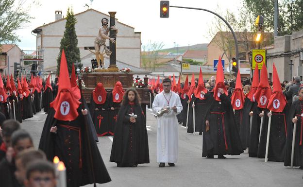 El Atado a la Columna, en la procesión por las calles de la localidad. 