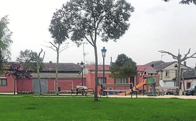 Jardines y parque infantil en una de las calles de Portillo.