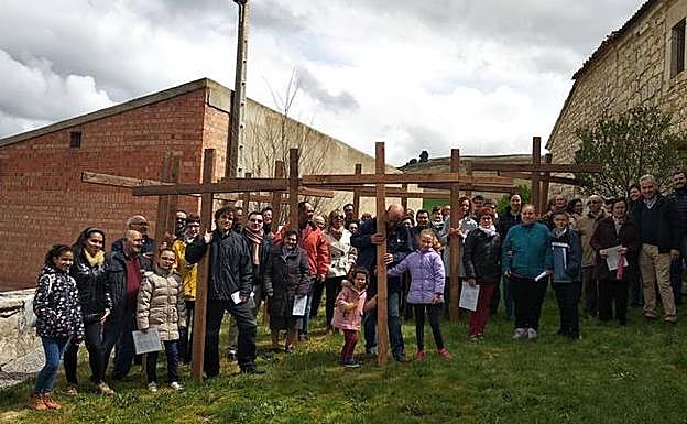 Vía Crucis con la cruz a cuestas en Castrodeza