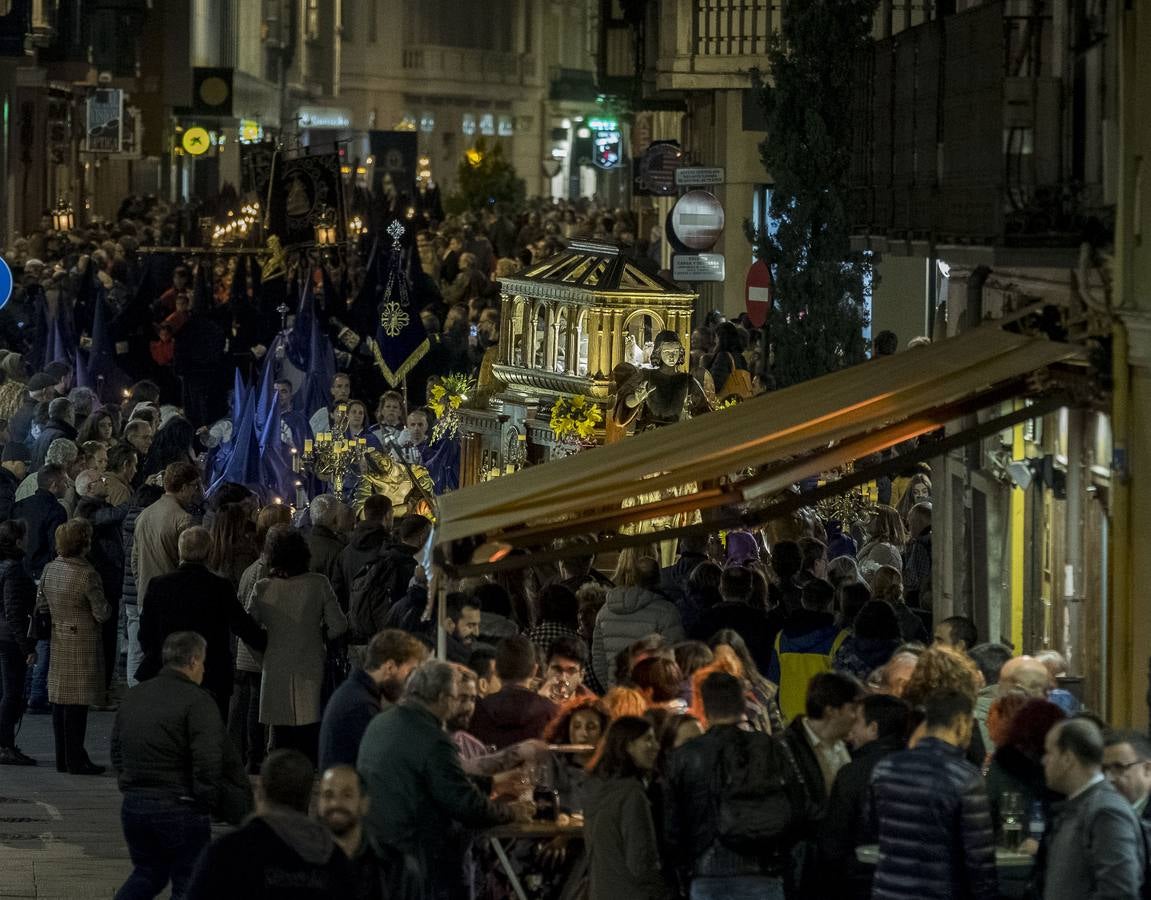Jesús de la Esperanza y La Sagrada Cena encabezan la comitiva de 33 pasos alumbrados por las veinte hermandades de la capital 
