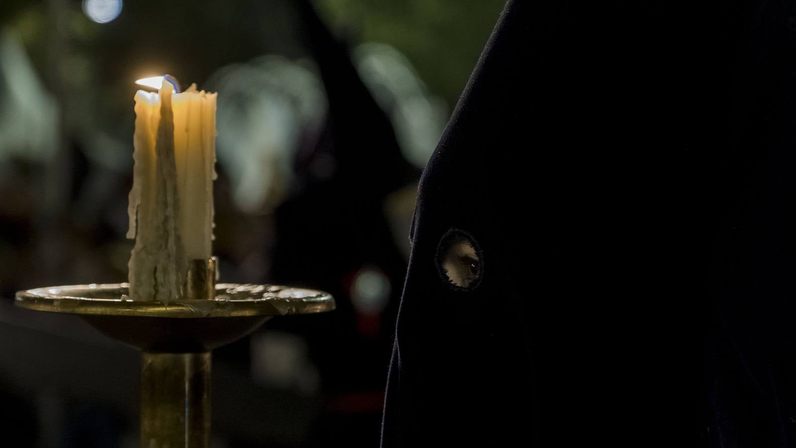 Jesús de la Esperanza y La Sagrada Cena encabezan la comitiva de 33 pasos alumbrados por las veinte hermandades de la capital 