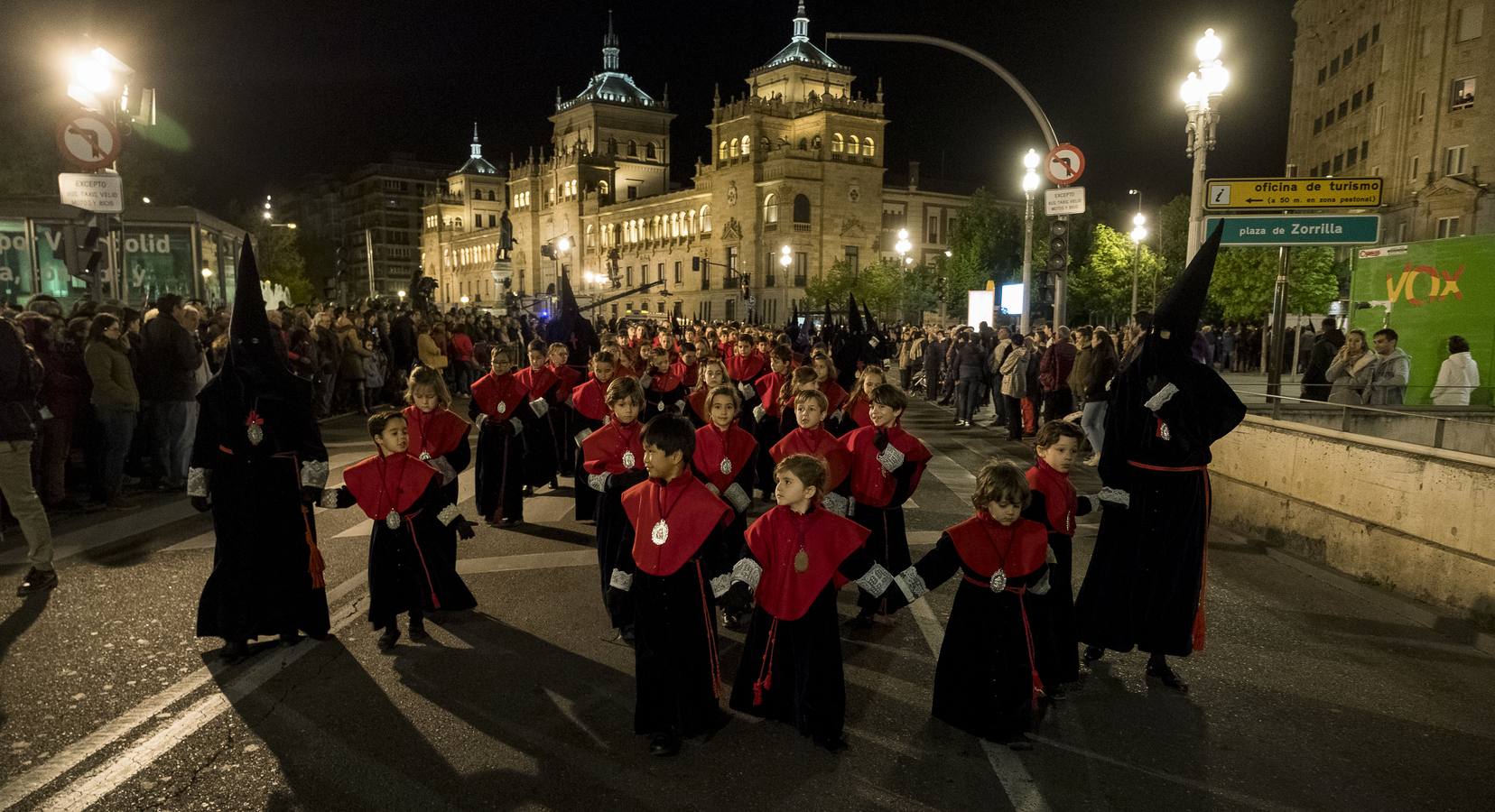 Jesús de la Esperanza y La Sagrada Cena encabezan la comitiva de 33 pasos alumbrados por las veinte hermandades de la capital 