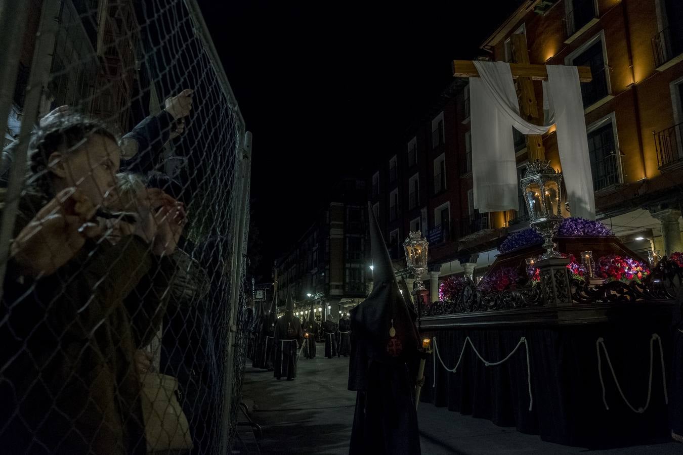 Jesús de la Esperanza y La Sagrada Cena encabezan la comitiva de 33 pasos alumbrados por las veinte hermandades de la capital 