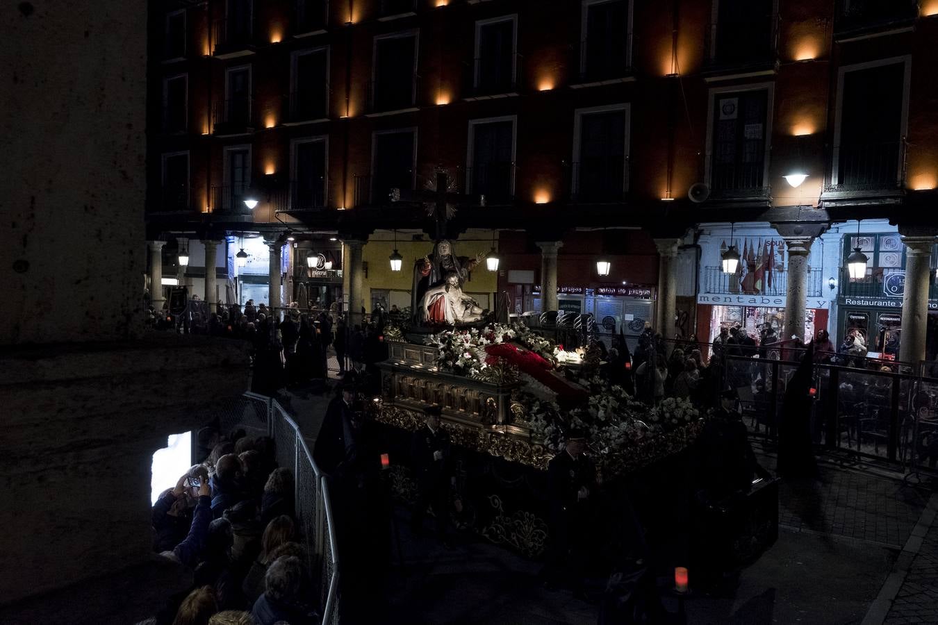 Jesús de la Esperanza y La Sagrada Cena encabezan la comitiva de 33 pasos alumbrados por las veinte hermandades de la capital 