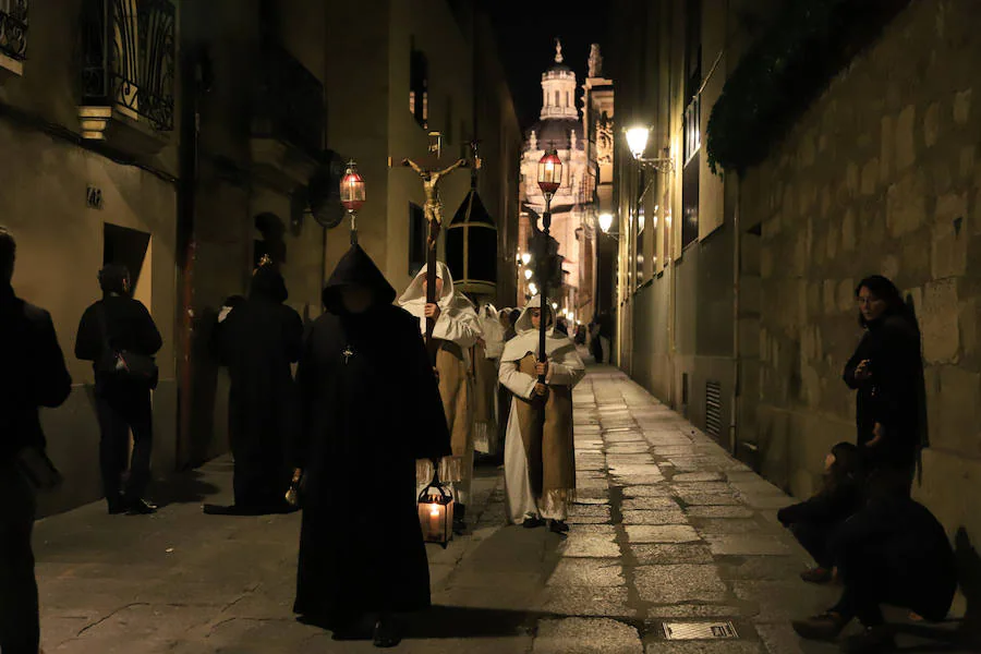 Entre los enseres del cortejo procesional sobresalieron las tavolettas de Jerónimo Prieto que portaron los hermanos con el hábito monacal del Jueves Santo junto con un escapulario de arpillera