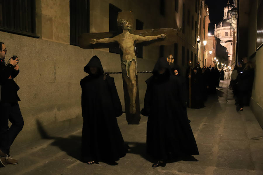 Entre los enseres del cortejo procesional sobresalieron las tavolettas de Jerónimo Prieto que portaron los hermanos con el hábito monacal del Jueves Santo junto con un escapulario de arpillera