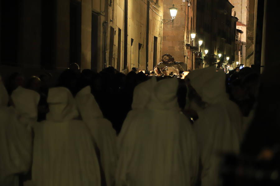 Entre los enseres del cortejo procesional sobresalieron las tavolettas de Jerónimo Prieto que portaron los hermanos con el hábito monacal del Jueves Santo junto con un escapulario de arpillera