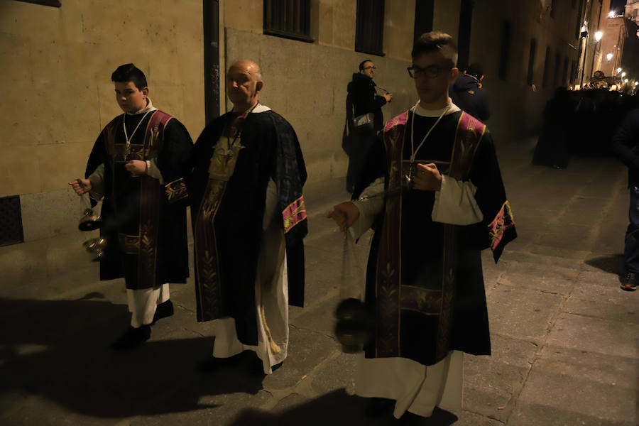 Entre los enseres del cortejo procesional sobresalieron las tavolettas de Jerónimo Prieto que portaron los hermanos con el hábito monacal del Jueves Santo junto con un escapulario de arpillera