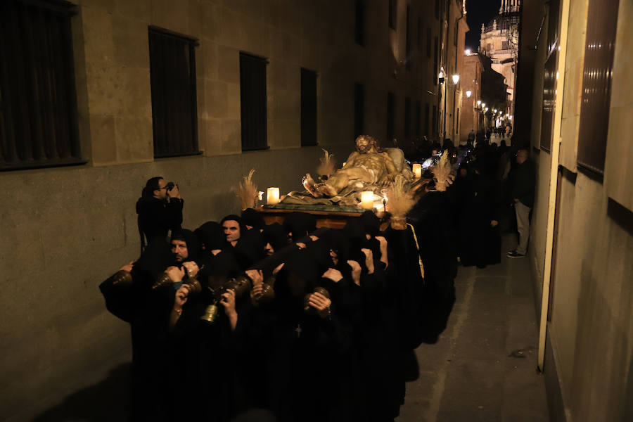 Entre los enseres del cortejo procesional sobresalieron las tavolettas de Jerónimo Prieto que portaron los hermanos con el hábito monacal del Jueves Santo junto con un escapulario de arpillera