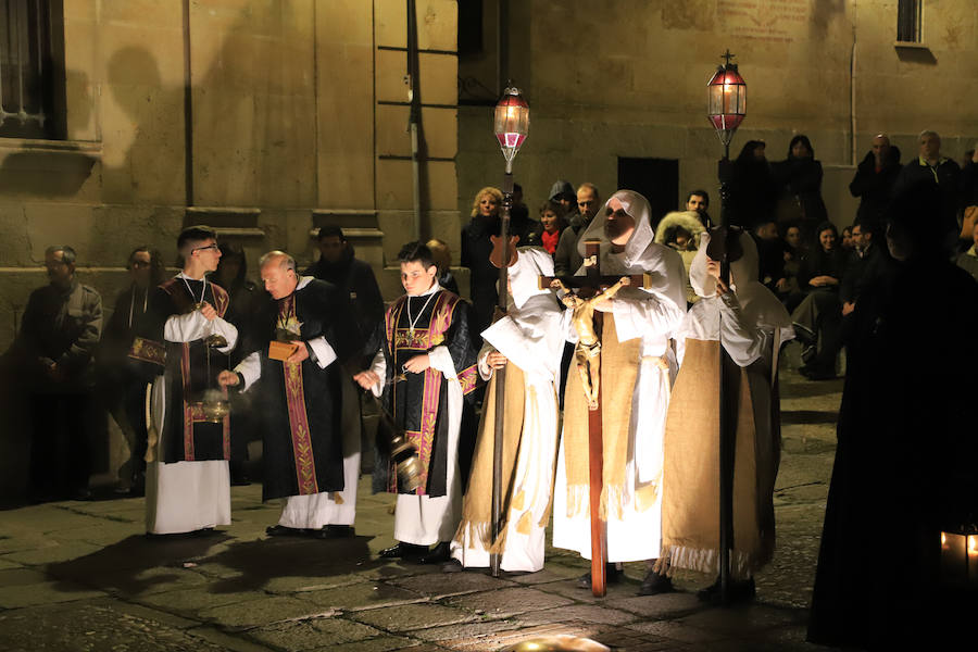 Entre los enseres del cortejo procesional sobresalieron las tavolettas de Jerónimo Prieto que portaron los hermanos con el hábito monacal del Jueves Santo junto con un escapulario de arpillera