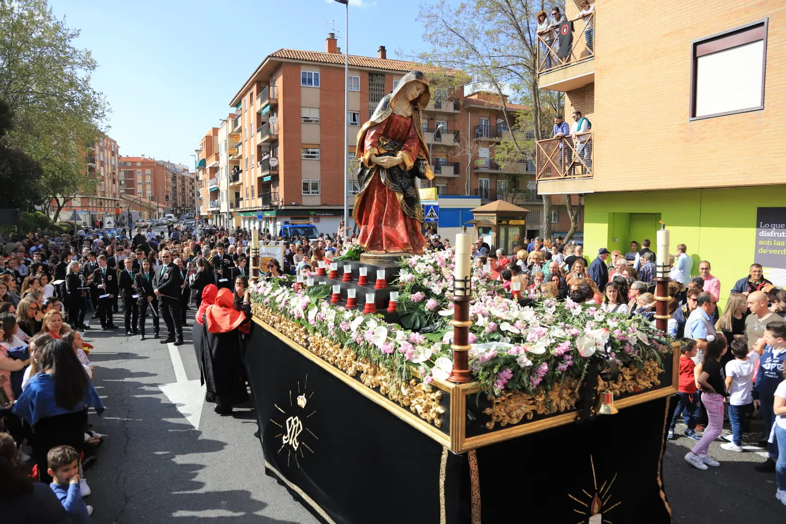 Los cofrades portaron dos imágenes, el Cristo de la Vela, cuyo autor se desconoce y que data del año 1920, y Nuestra Señora del Silencio, una talla de Enrique Orejudo esculpida en el año 1990