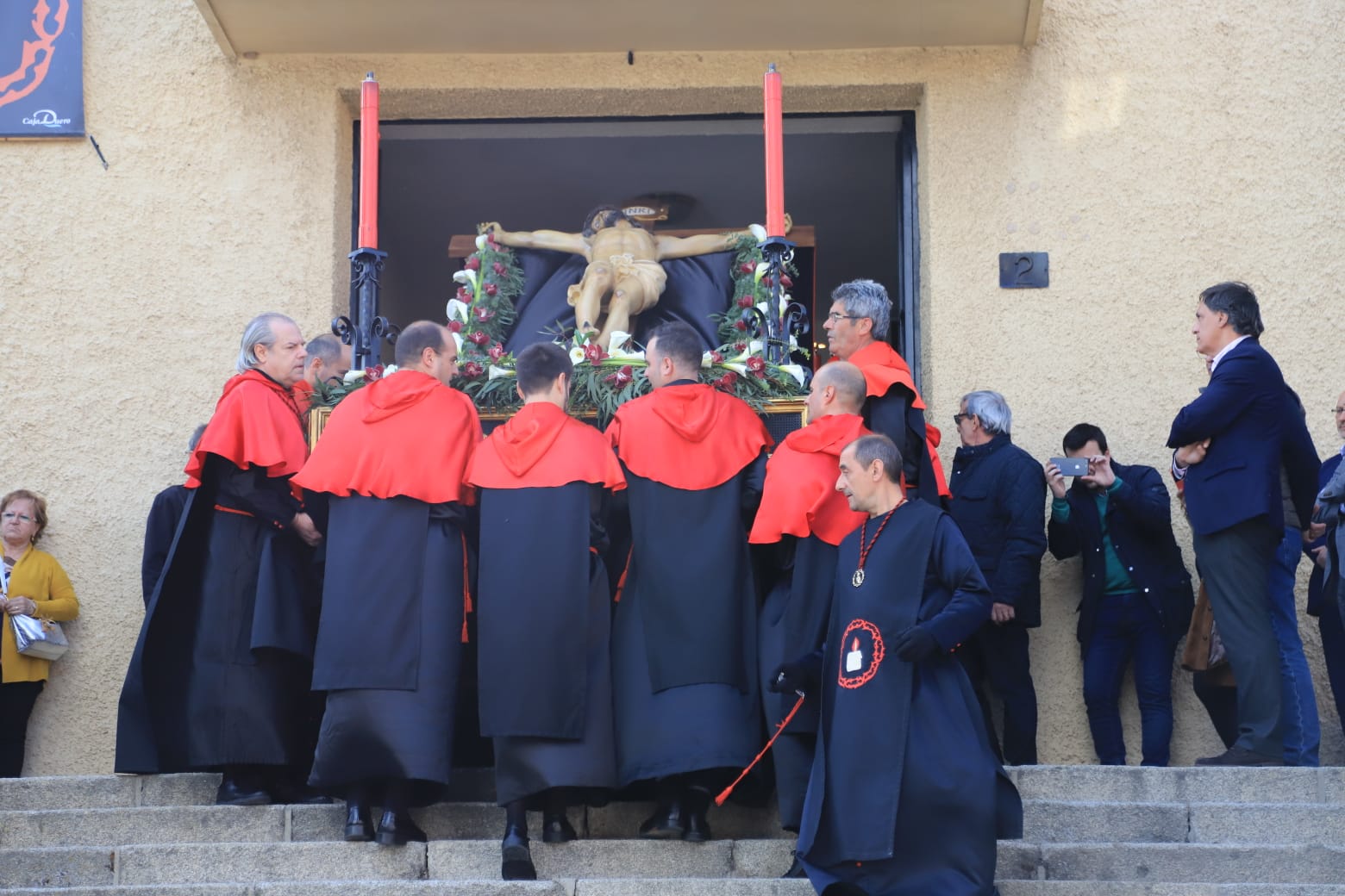 Los cofrades portaron dos imágenes, el Cristo de la Vela, cuyo autor se desconoce y que data del año 1920, y Nuestra Señora del Silencio, una talla de Enrique Orejudo esculpida en el año 1990