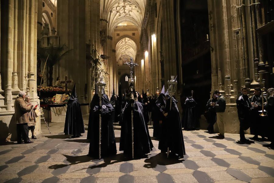 2.500 cofrades participaron en la procesión, que contó en todo momento con el acompañamiento musical de la Agrupación Virgen de la Vega y de la Banda Municipal de Alba de Tormes