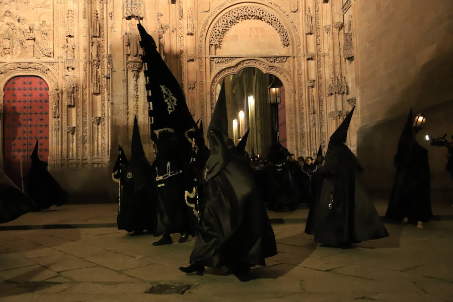 2.500 cofrades participaron en la procesión, que contó en todo momento con el acompañamiento musical de la Agrupación Virgen de la Vega y de la Banda Municipal de Alba de Tormes