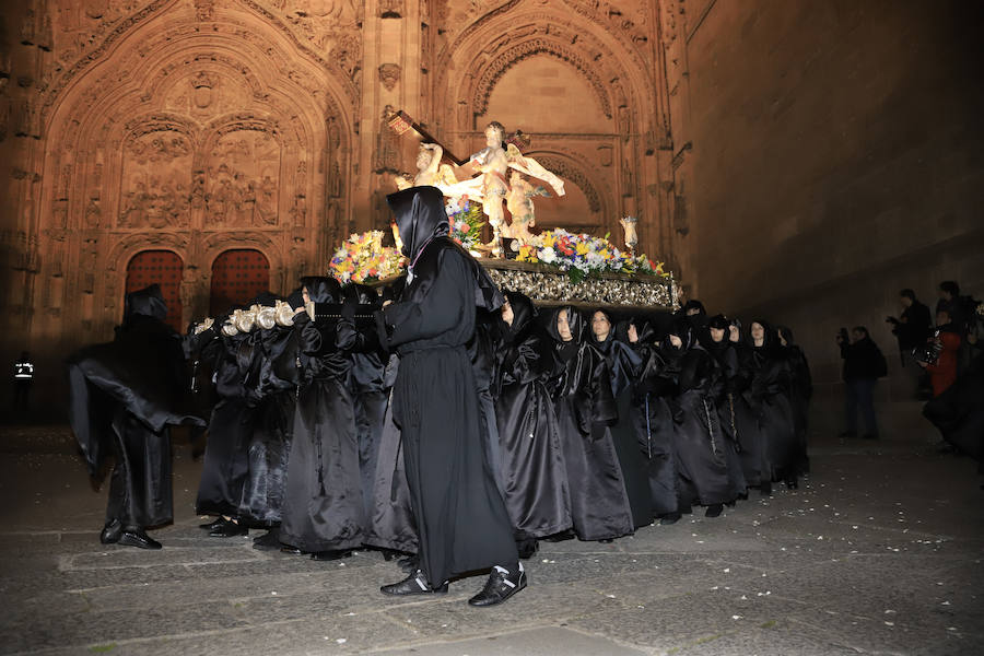 2.500 cofrades participaron en la procesión, que contó en todo momento con el acompañamiento musical de la Agrupación Virgen de la Vega y de la Banda Municipal de Alba de Tormes