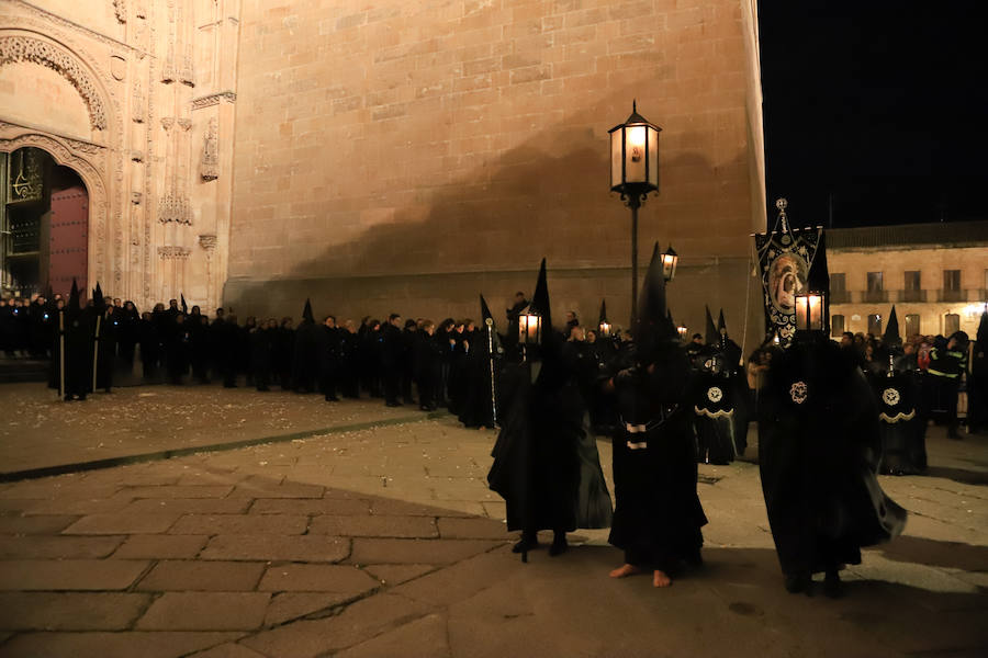 2.500 cofrades participaron en la procesión, que contó en todo momento con el acompañamiento musical de la Agrupación Virgen de la Vega y de la Banda Municipal de Alba de Tormes