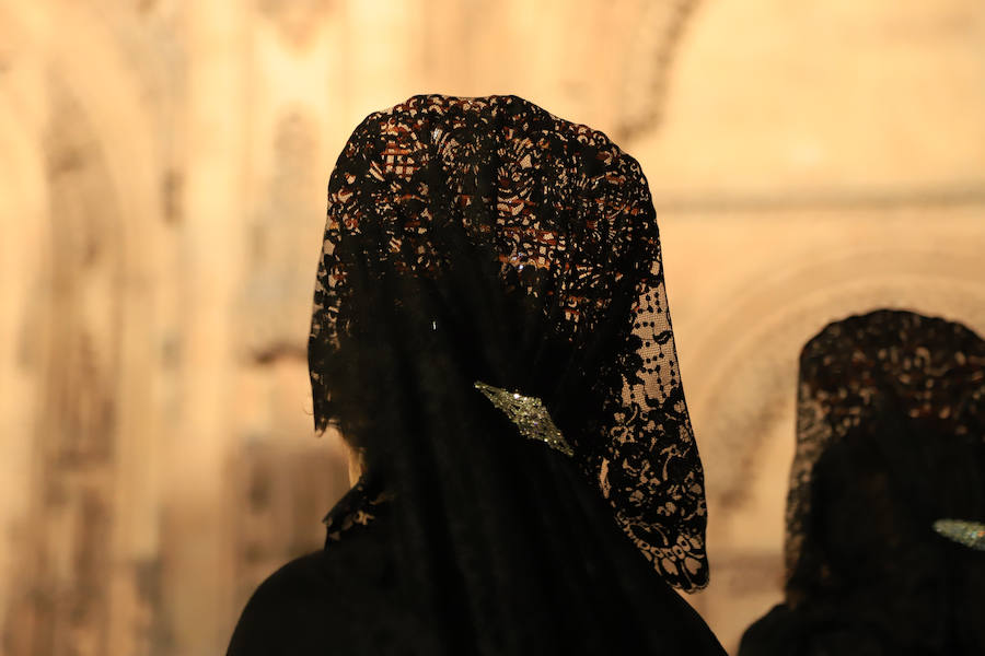 2.500 cofrades participaron en la procesión, que contó en todo momento con el acompañamiento musical de la Agrupación Virgen de la Vega y de la Banda Municipal de Alba de Tormes