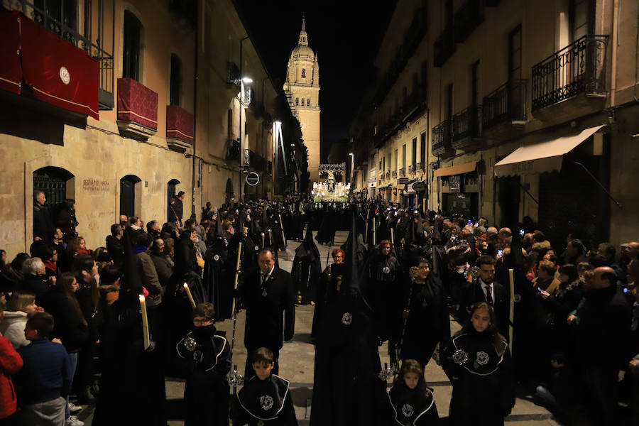 2.500 cofrades participaron en la procesión, que contó en todo momento con el acompañamiento musical de la Agrupación Virgen de la Vega y de la Banda Municipal de Alba de Tormes