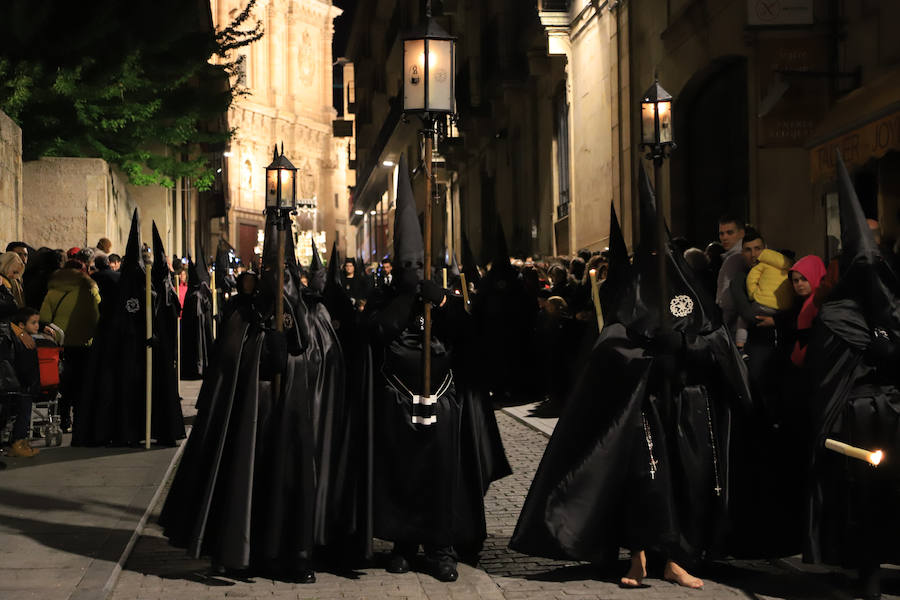 2.500 cofrades participaron en la procesión, que contó en todo momento con el acompañamiento musical de la Agrupación Virgen de la Vega y de la Banda Municipal de Alba de Tormes