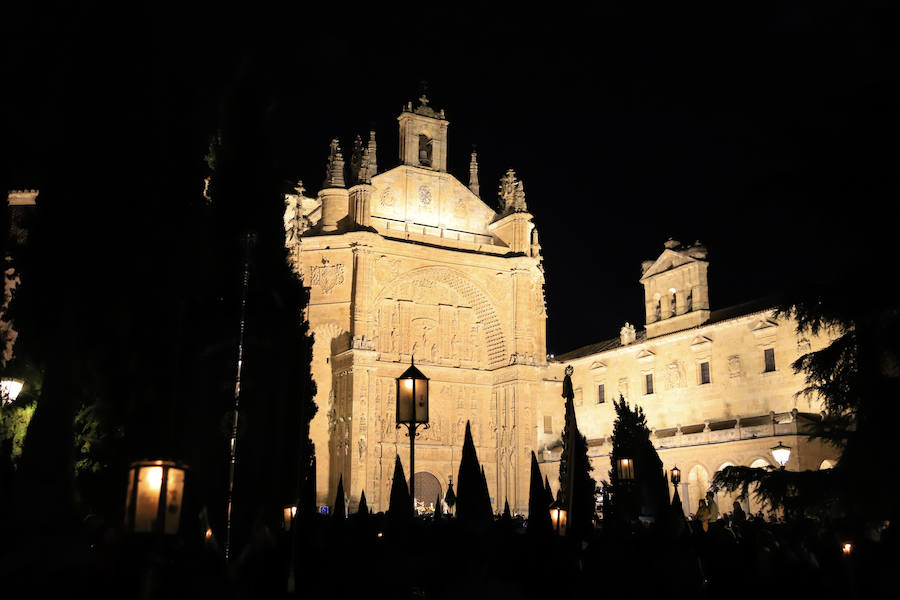 2.500 cofrades participaron en la procesión, que contó en todo momento con el acompañamiento musical de la Agrupación Virgen de la Vega y de la Banda Municipal de Alba de Tormes