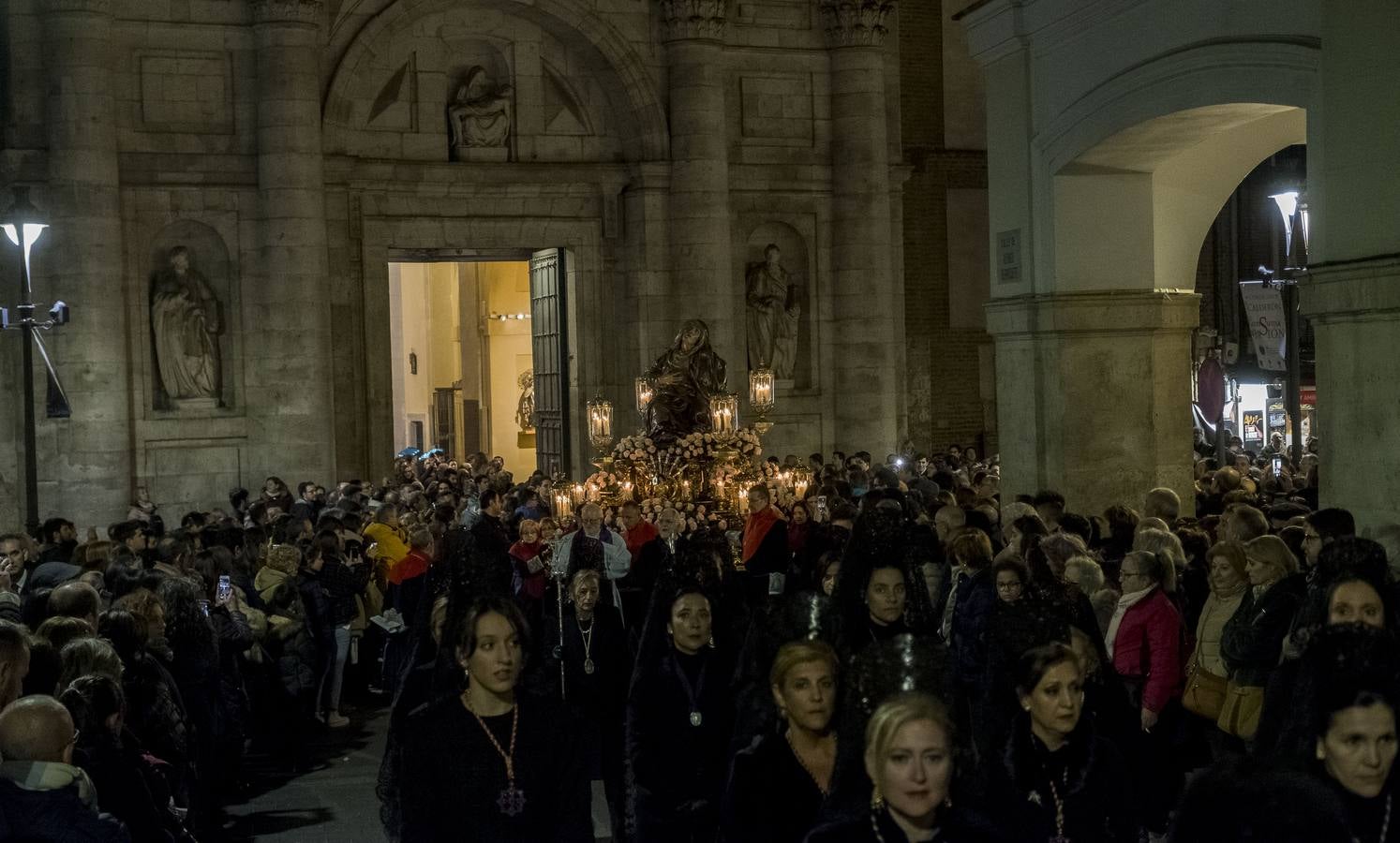 Fotos: Procesión de La Soledad y Salve a la Virgen de las Angustias